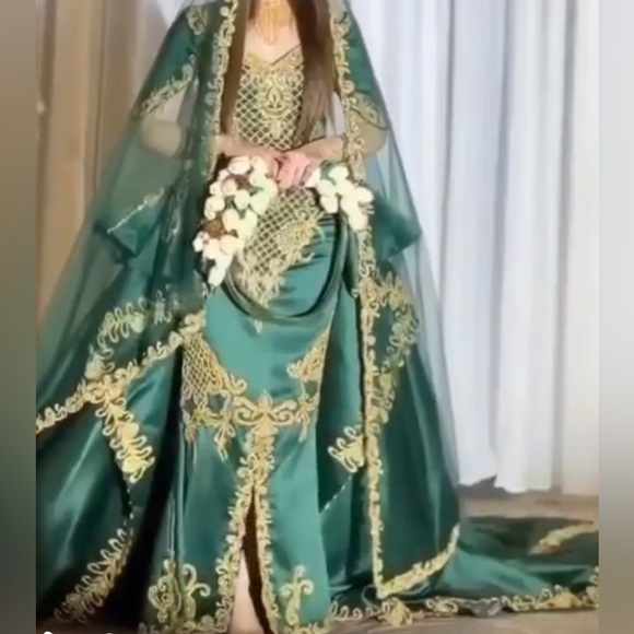 Henna dress yemeni style custom made in Dubai brand new. Comes with veil - Picture 1 of 2